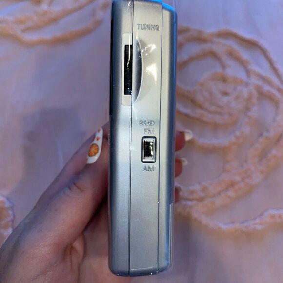 NEW Sony ICF-S10MK2 Pocket AM/FM Battery Powered Radio Silver - Picture 3 of 7